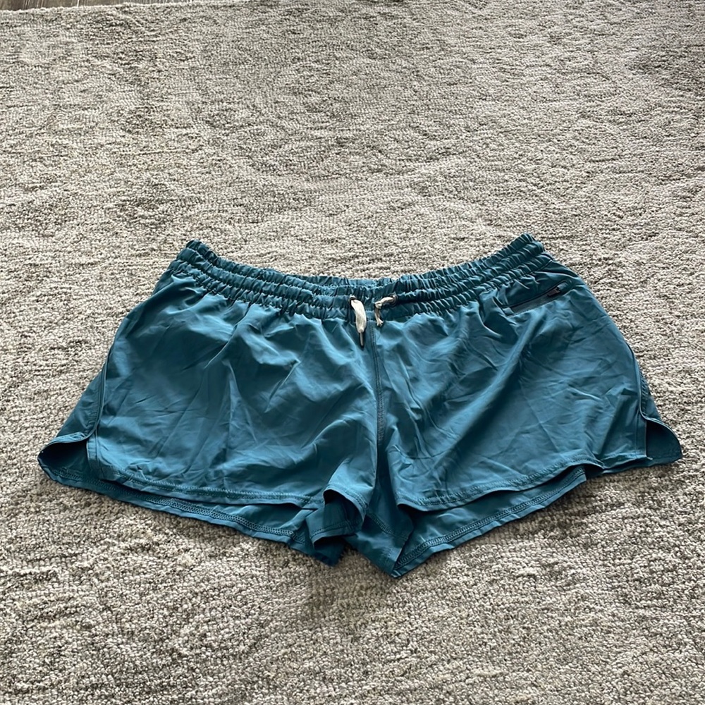Vuori Clementine shorts in blue.